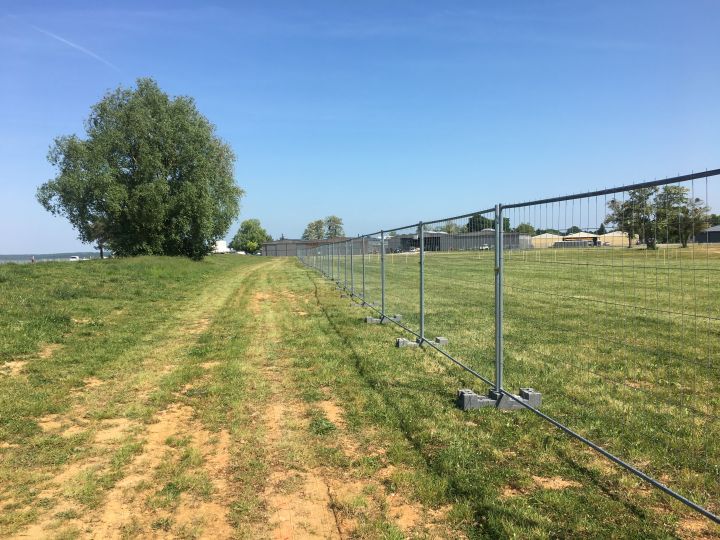 Clôtures mobiles grillagées (3,50 m) dans un champs | 100limites